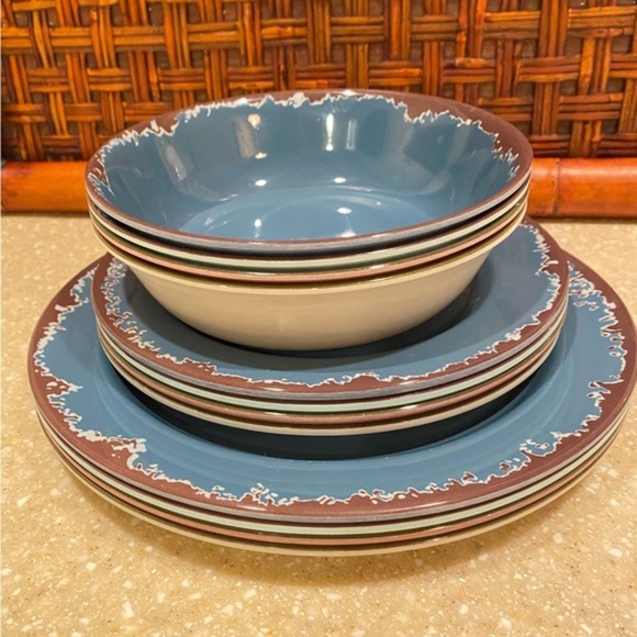 Non breakable dishes. 12 pieces. 4 place settings. Four colors. Summertime fun. - Picture 3 of 8